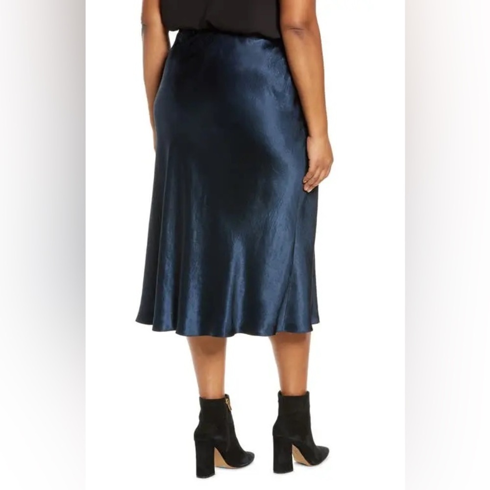 Vince
NWT Vince Plus Size Elegant Satin Slip Midi Skirt in Coastal Navy Blue - Picture 5 of 6